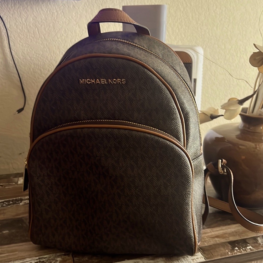Michael kors signature back pack, very clean used only a few times